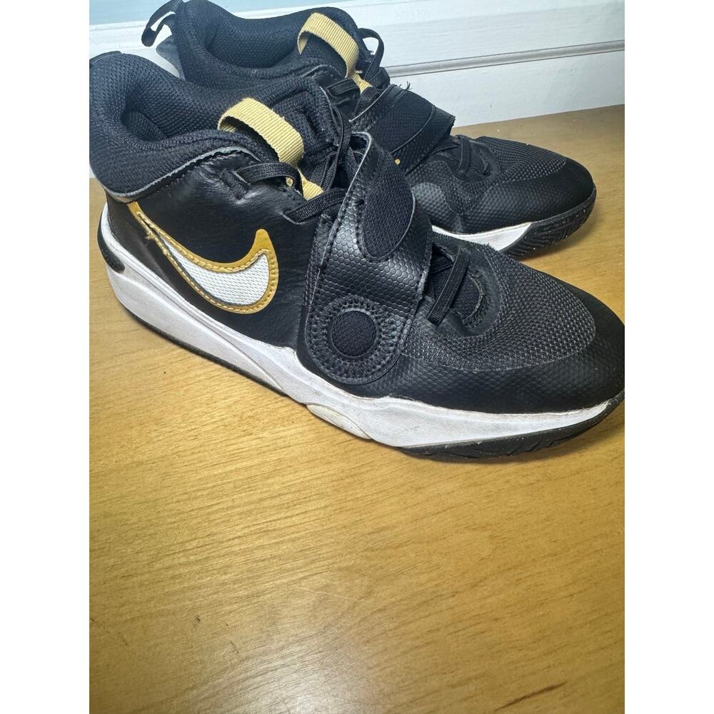 Nike Team Hustle D11 Flytrap Basketball Shoes Kid youth Black Gold Sneaker 5Y